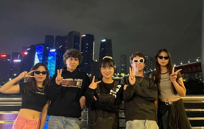 Julio（右二）和朋友们在重庆洪崖洞的合影。受访者供图