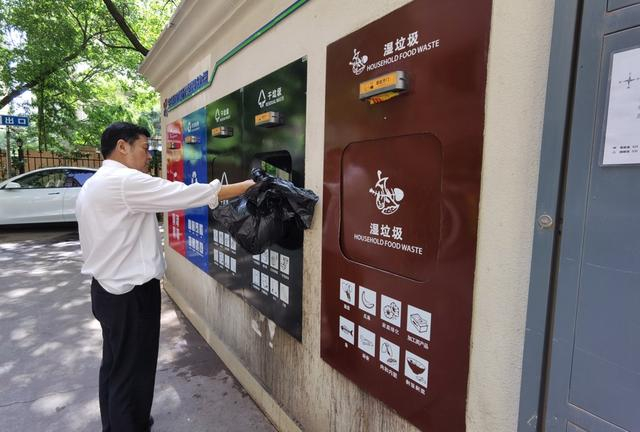 元福大厦垃圾箱房。 陈玺撼摄