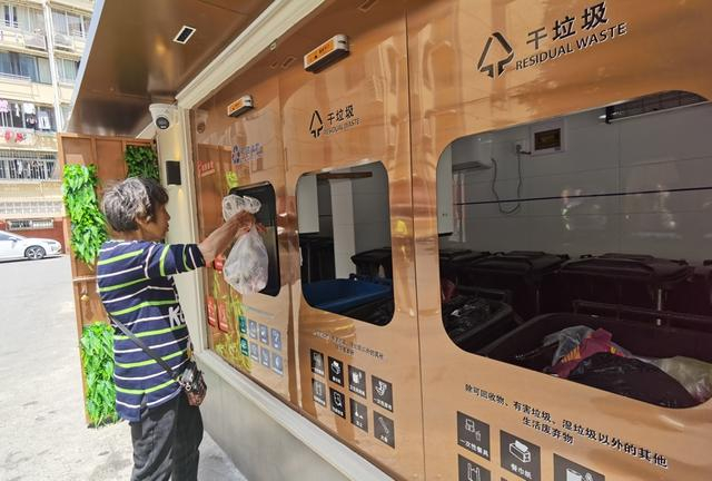 乐山六七村靠近东门的垃圾箱房。 陈玺撼摄