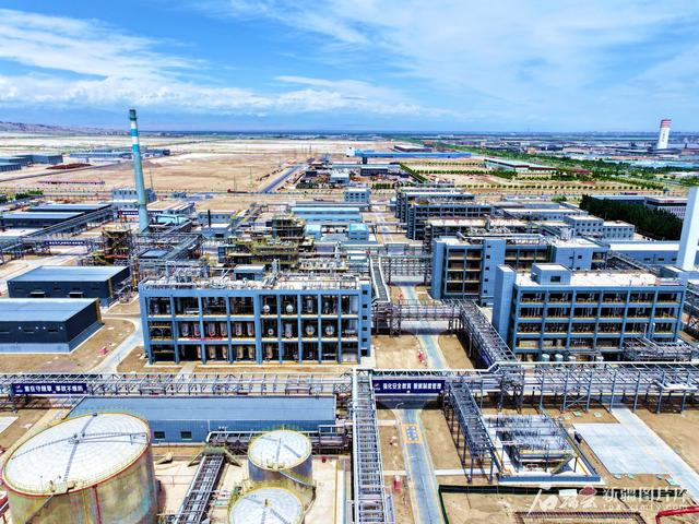 位于阿克苏阿拉尔高新区的新疆生产建设兵团天盈石油化工股份有限公司厂区生产夜景（4月30日摄）。 孙国权摄