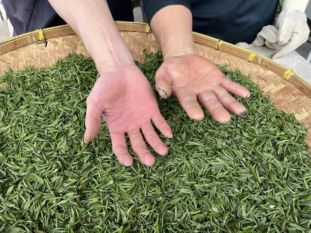 郭书瀚和曹君玉的手，刘畅 摄