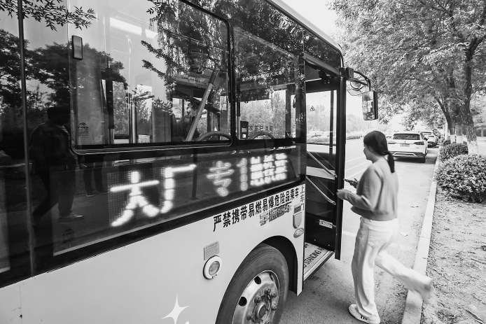 北京首条外埠进京公交班线“大厂专1”线今天开通运营。 本报记者 邓伟 摄