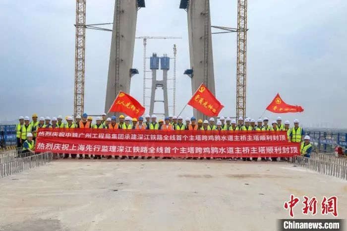 △深江铁路全线首个桥梁主塔封顶。李守钦 摄