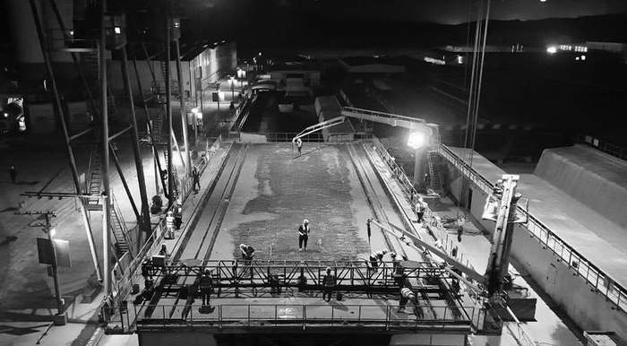 　　最后一榀预制箱梁浇筑施工现场。孙朝庆/摄    