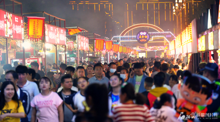 　　“五一”假期库车市游客如织。孙凤振摄