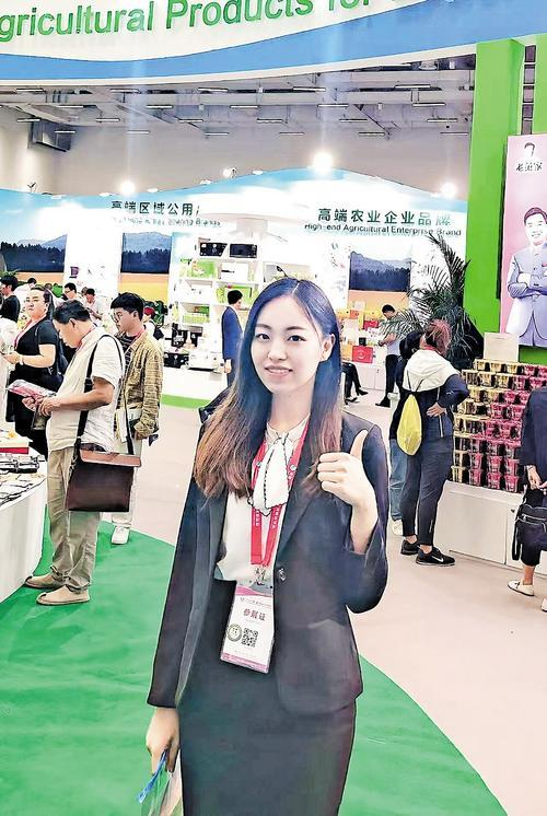     杨赞旭参加农产品展会。受访者供图