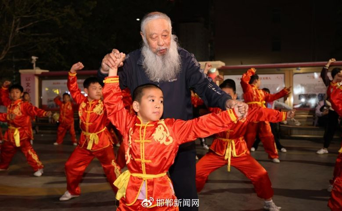 在沧州市运河区丽景社区，郭雪迎指导孩子们练习武术 杨洋 摄