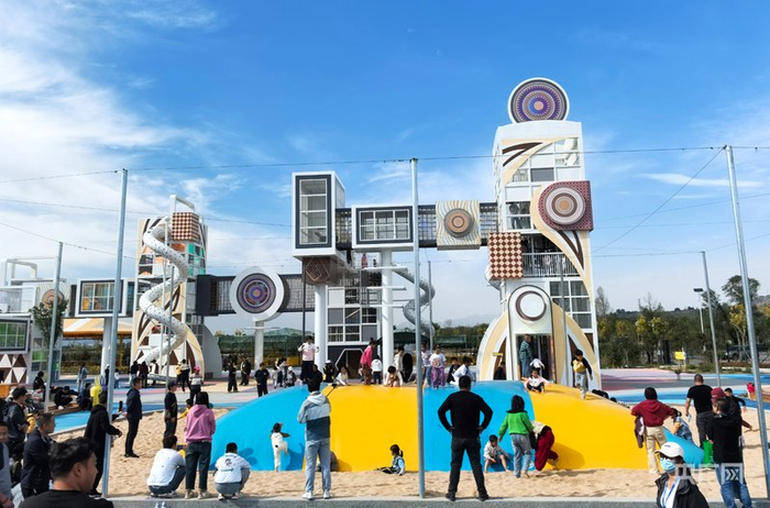 游客在淘淘兔乐园游玩（央广网发甘肃新丝路交旅公司供图）