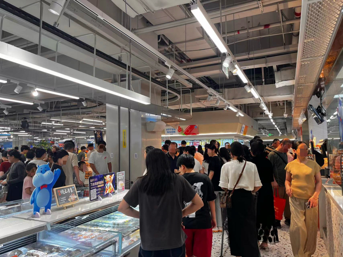 （ 五一期间东莞盒马线下店人头攒动，《消费者报道》记者 摄）