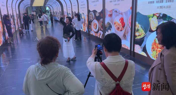 不少顾客都是冲着打卡点来拍照的 范晓林 摄