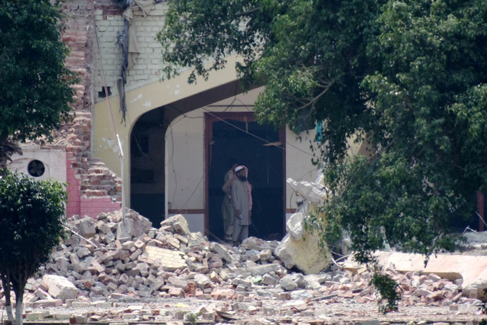 5月7日，人们在巴基斯坦东部旁遮普省谢赫布拉地区穆里德盖镇查看遭印度导弹破坏的建筑。新华社发（萨贾德摄）