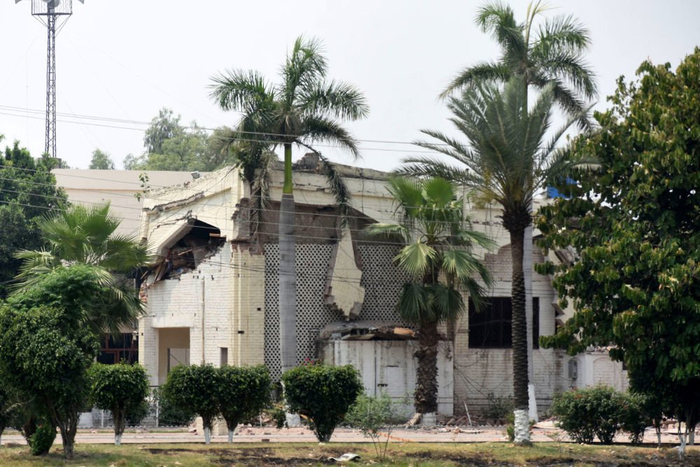 这是5月7日在巴基斯坦东部旁遮普省谢赫布拉地区穆里德盖镇拍摄的遭印度导弹破坏的建筑。新华社发（萨贾德摄）
