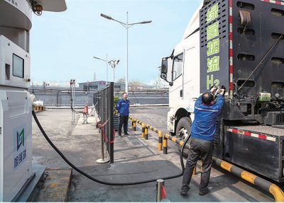 在陕西省渭南市一家氢能加注站，工作人员正在为氢能源车加注氢能。  彭一鹏摄