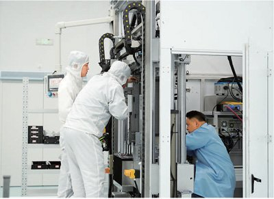 在陕西旭氢时代科技有限公司生产线上，工作人员正在忙碌。  席容轩摄