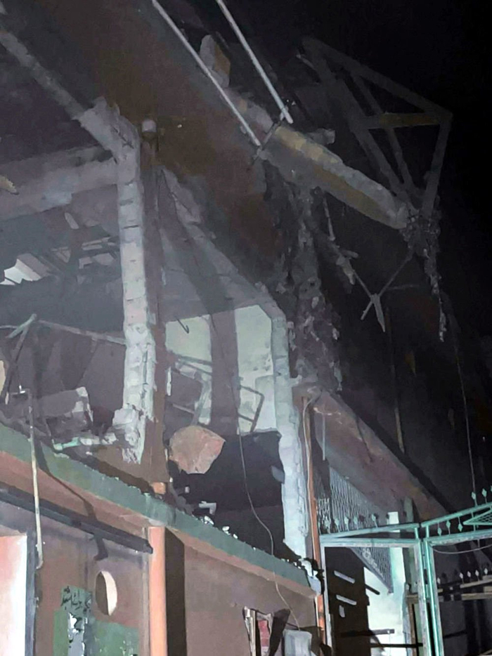 ↑这是5月7日在巴控克什米尔地区穆扎法拉巴德拍摄的印度导弹摧毁的建筑（手机照片）。新华社发