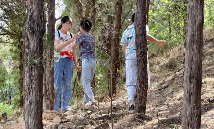 家长带孩子游玩，视线要寸步不离。孟猛 摄 