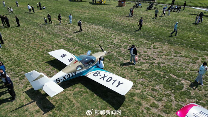 5月1日，游客近距离参观飞行器。（受访者供图）