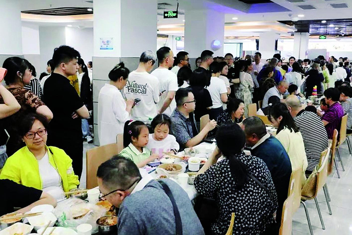     游客挤满荣昌区政府机关食堂