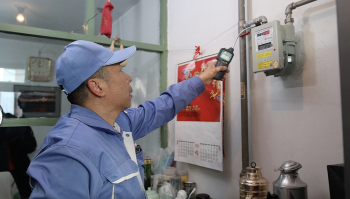 　　津燃华润燃气有限公司工作人员在居民家中检测用气情况。新华社记者 徐思钰 摄