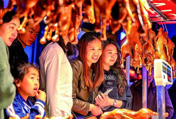     外地游客挤爆荣昌鹅店