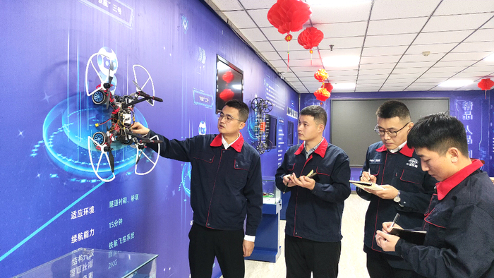 王可心带领团队探讨改进方案