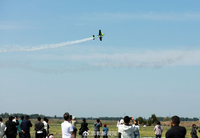 5月1日，飞行器正在进行特技飞行表演。（受访者供图）