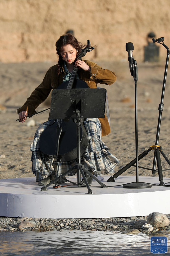 ↑ 5月8日，艺人欧阳娜娜在敦煌市党河大峡谷的音乐派对现场演奏。