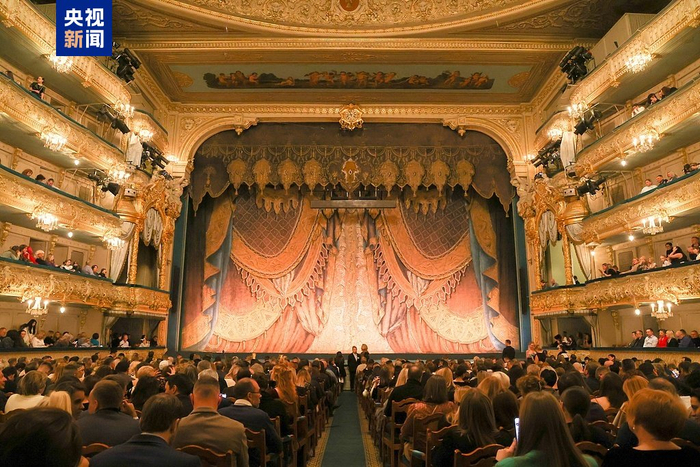 　　△位于圣彼得堡的马林斯基剧院，舞台幕布的花纹拷贝自沙皇亚历山大二世之妻玛利亚皇后长裙上的图案