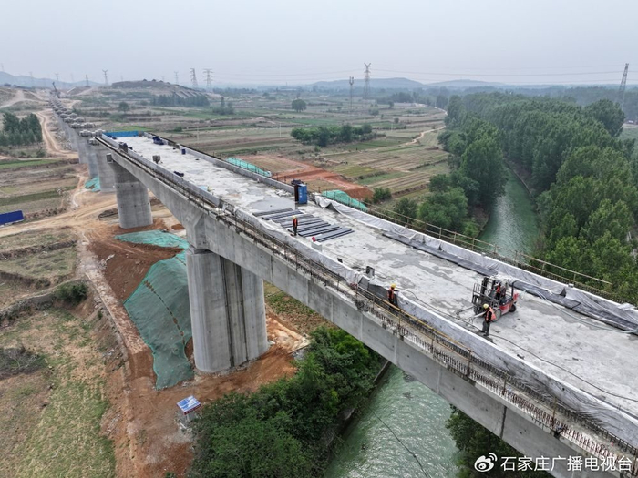 ↑ 这是中铁十二局工人在雄忻高铁河北段站前3标段建设现场（5月8日摄，无人机照片）。