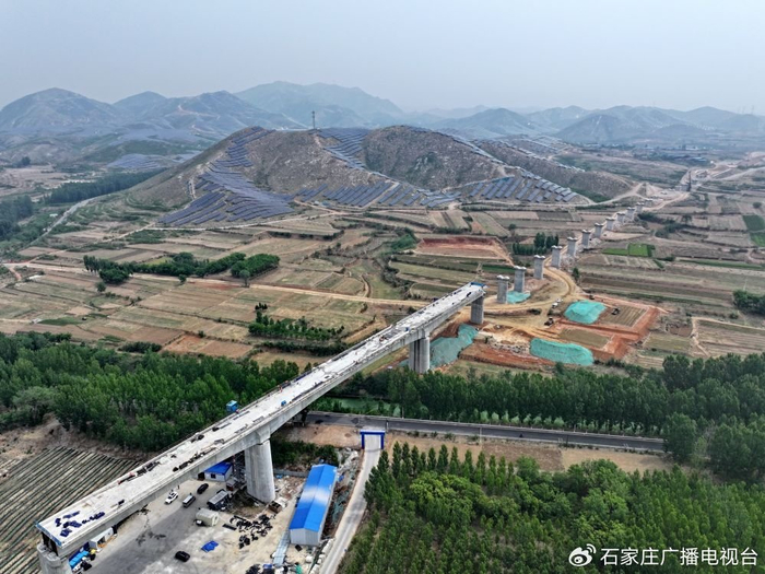 ↑ 这是雄忻高铁河北段站前3标段建设现场（5月8日摄，无人机照片）。