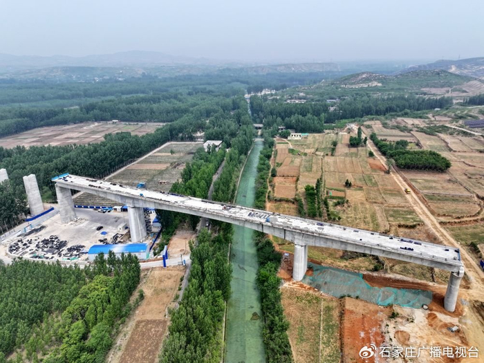 ↑ 这是雄忻高铁河北段站前3标段建设现场（5月8日摄，无人机照片）。