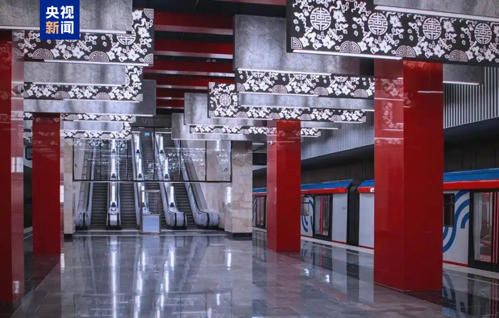 　　△莫斯科地铁米丘林大街站由中企中标建设，地铁站有红色立柱、团寿纹、祥云等中国元素装饰。