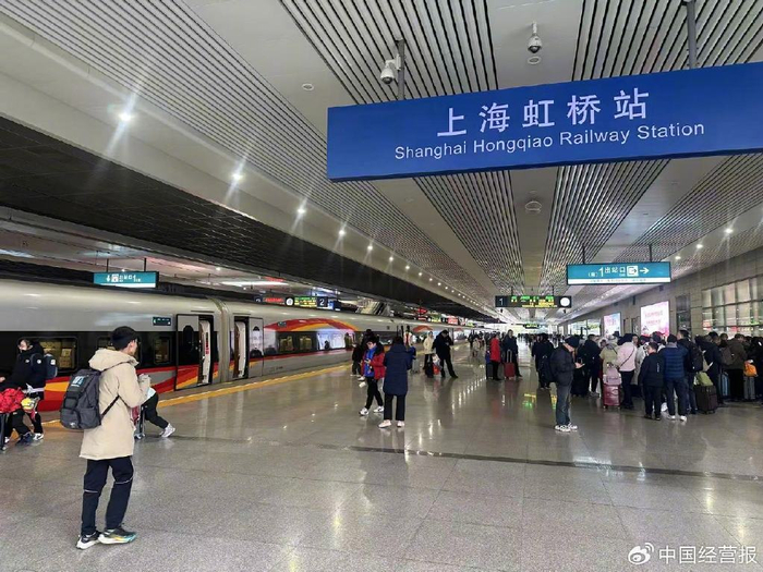 2024年12月25日京沪高铁G7次到达上海虹桥站 路炳阳/摄影