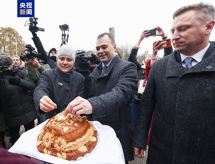 　　△俄罗斯航天员的欢迎仪式上也少不了面包加盐的“顶流套餐”