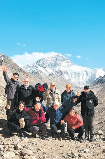 法国游客在西藏日喀则珠峰景区游览。贡觉摄