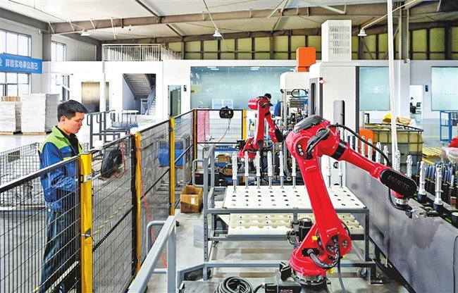 位于南阳市方城县产业集聚区的河南睿质机械科技有限公司，工作人员在生产车间赶制液压减震器订单产品。张峰 摄