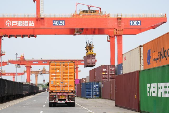 5月8日，上海芦潮港中心站进行海铁联运卸车作业 李嘉 摄