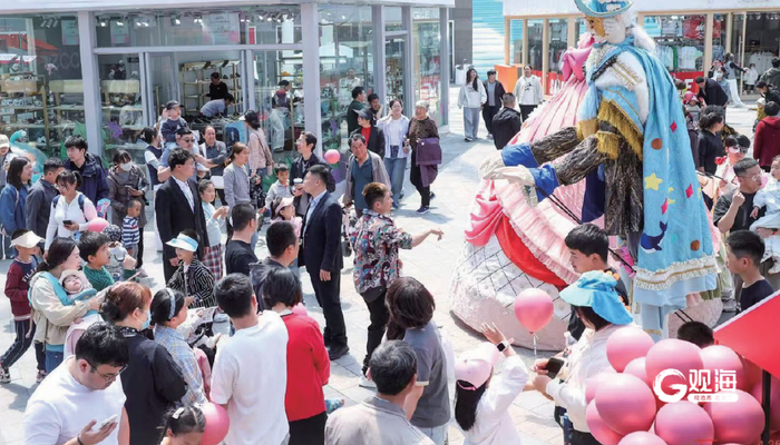 “五一”假期，嘉年华·海信广场VILLAGE促消费活动吸引大量市民游客。丁倩倩 摄