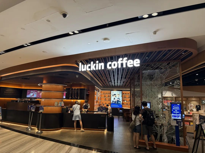 新加坡街头的中国品牌 图片来源：每经记者 赵雯琪 摄