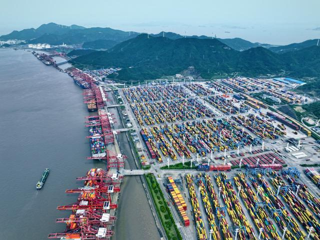 5月7日，宁波舟山港正在进行海铁联运作业 梁力 摄