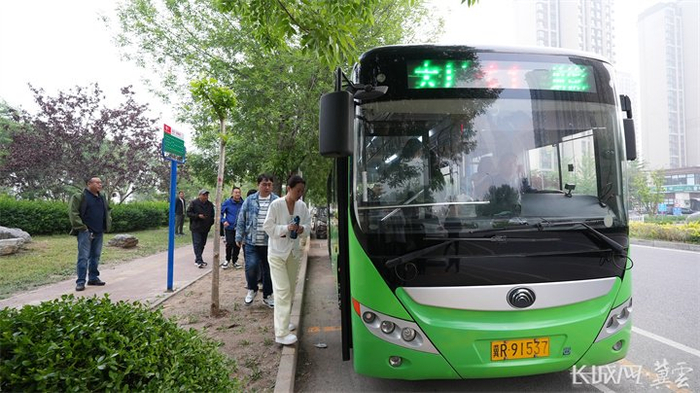 5月8日，河北省大厂回族自治县至北京市潞城地铁站快速通勤公交专线正式开通。河北省交通运输厅 供图