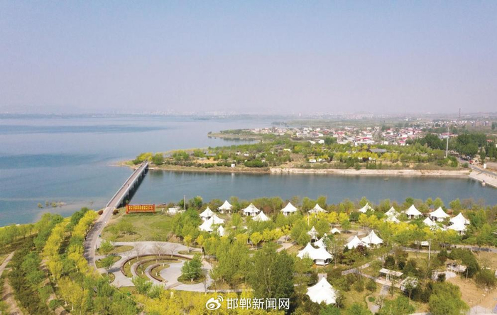 溢泉湖风景区集丘陵、湖泊、湿地等自然景观于一身，随着业态不断丰富，这里已经成为远近闻名的旅游胜地。 闫洪图 摄