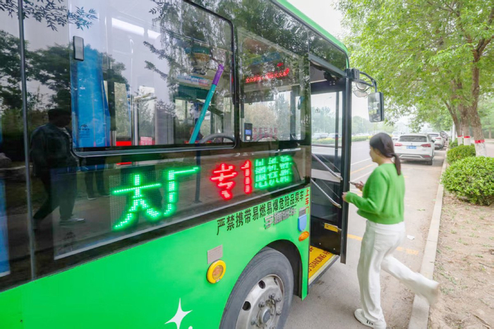 　　北京首条外埠进京公交班线“大厂专1”线开通运营。记者 邓伟/摄