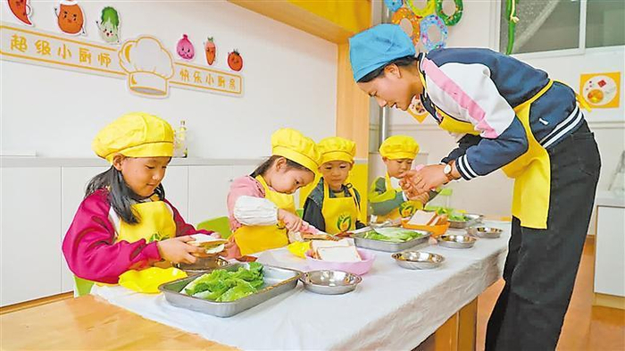 金凤区第一幼儿园的小朋友们在老师的指导下尝试煎鸡蛋、烤蛋挞、做三明治等。记者　陈瑶　摄