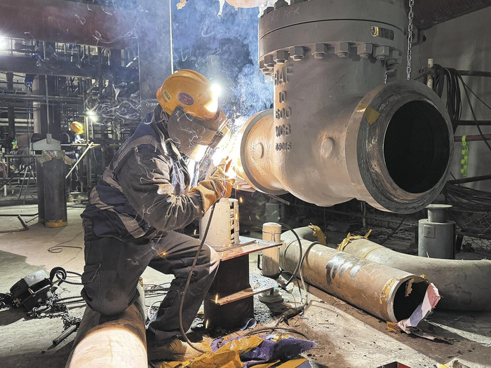 青海省投3×660MW“上大压小”火电项目建设现场工人正在焊接。王菲菲 摄