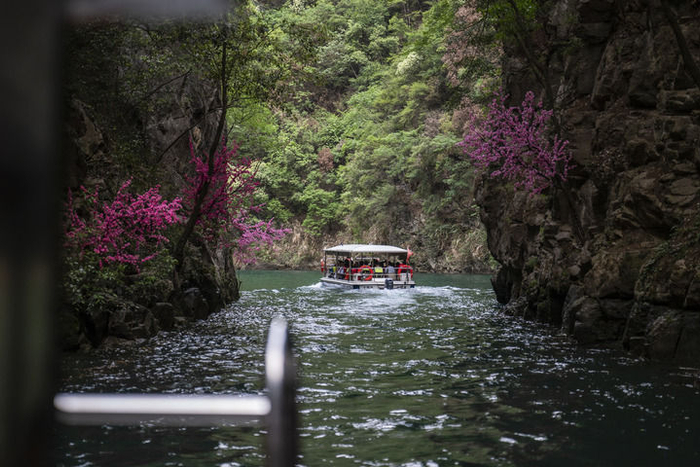 5月2日，头道峡口两岸峭壁犹如半掩石门，锁住峡谷，水面刚好容一船通过。新华社记者 伍志尊 摄