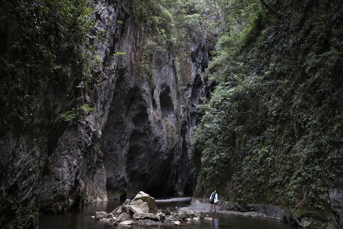 5月2日，游人在武陵峡上半段涉水游玩。新华社记者 伍志尊 摄