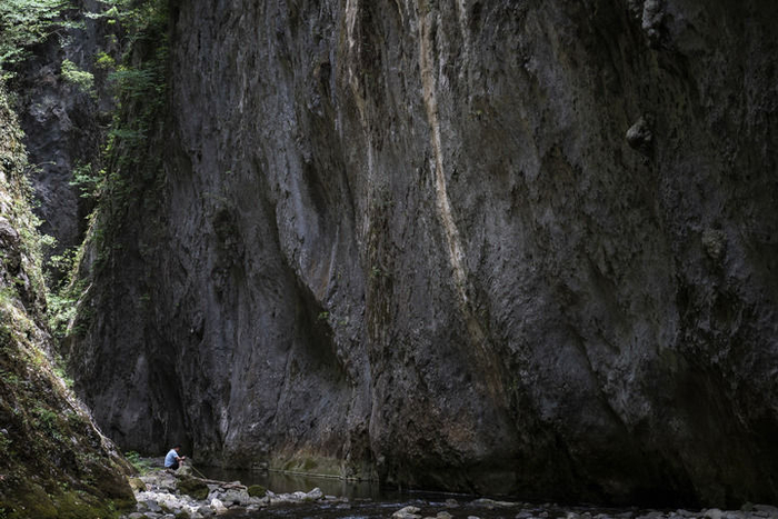 5月2日，在武陵峡上半段，游人在四道峡转弯处休息。新华社记者 伍志尊 摄