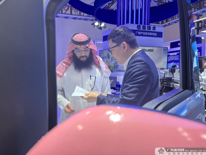一名沙特阿拉伯客商在展区了解柳州新能源汽车。广西云-广西日报记者 李新雄 摄
