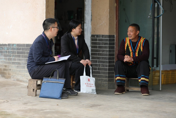 叙永县纪检监察干部在水潦彝族乡走访群众，了解公益性岗位履职等情况。蒲娇/摄